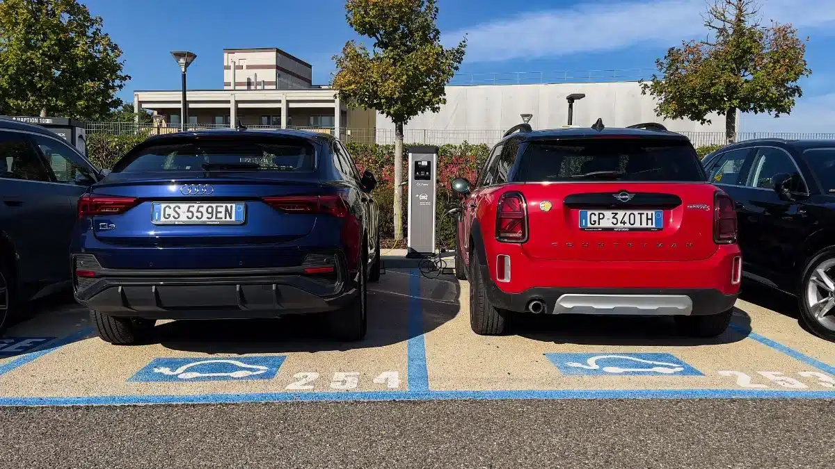 Si vous partez en voiture électrique cet été, évitez ces dates précises ou vous attendrez des heures aux bornes de recharge