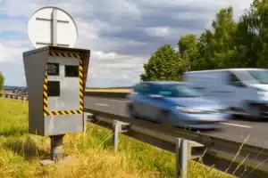 Dites adieu aux amendes injustes : voici le tableau des marges d'erreur de chaque radar en 2026, et beaucoup de conducteurs l'ignorent encore
