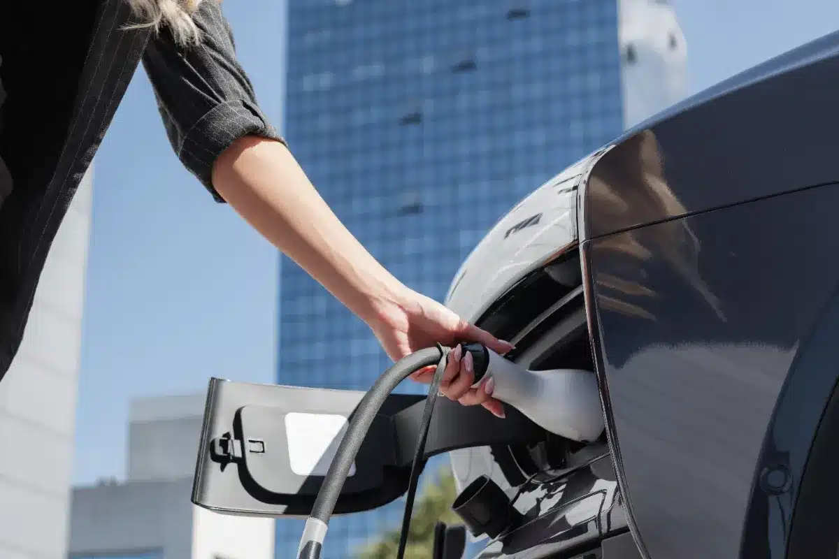 Canicule et recharge électrique : votre voiture éléctrique peut-elle vraiment prendre feu ou exploser ?