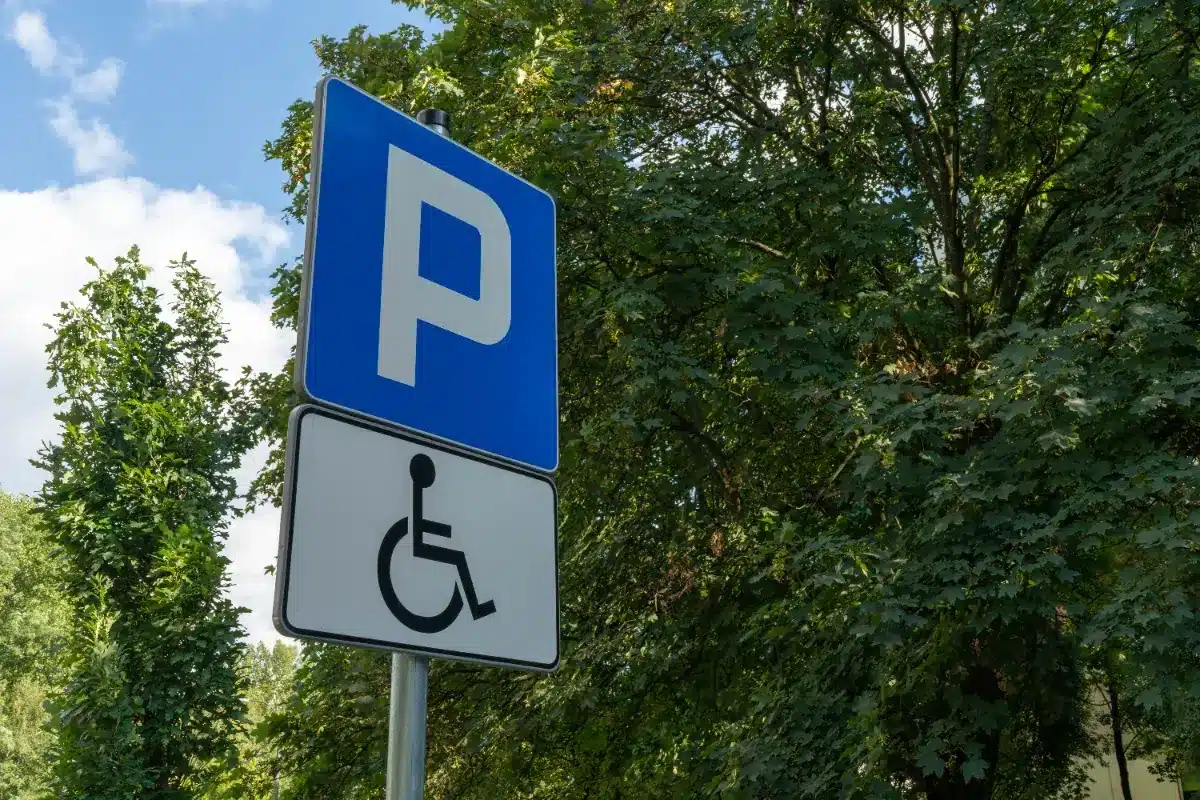Cette femme sans bras ni jambes a pris 135€ d'amende pour stationnement sur une place réservée aux handicapés