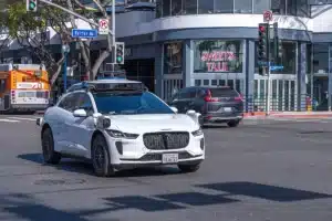 Panique chez Waymo : les taxis autonomes foncent sur des chantiers qu'ils prennent pour des routes