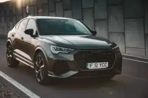 Audi vient de mettre à jour le Q3 et c'est le retour d'un moteur essence que personne n'attendait : les concessionnaires confirment