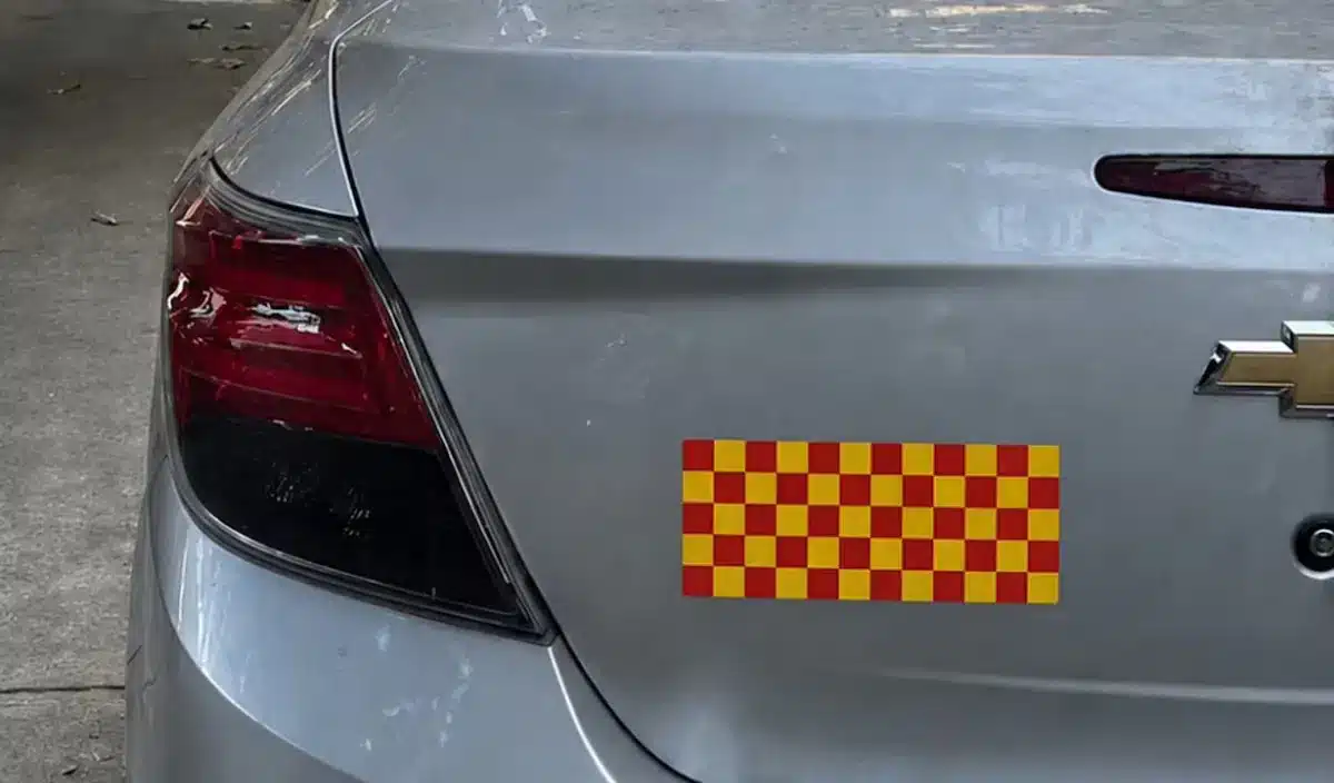 Que signifie cet autocollant rouge et jaune à coller sur votre voiture et qui peut l'avoir ?