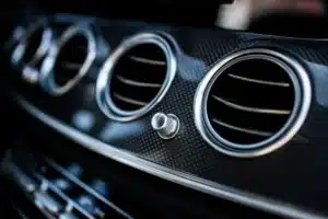Les garagistes préviennent : régler la clim de votre voiture à cette température précise évite une panne que 80% des conducteurs ignorent