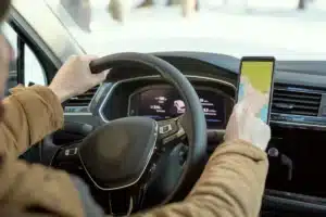 Oubliez la 4G : votre GPS fonctionne sans aucune connexion, et cette manipulation en 2 minutes permet de télécharger les cartes avant de partir