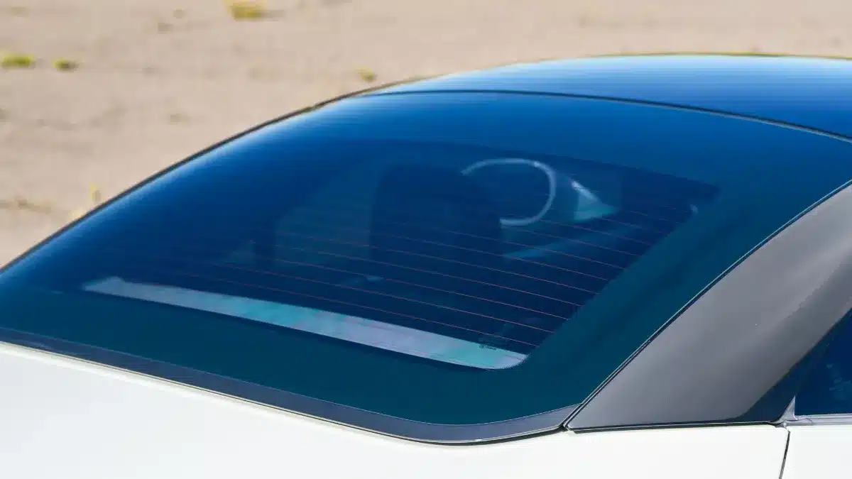 EcoFlow colle un film solaire sur le toit des Tesla, mais il manque quelque chose que tous les conducteurs attendaient