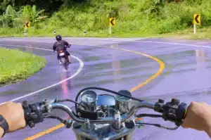 Pourquoi les routiers qui remplissent leur réservoir de gazole à ras bord mettent les motards en danger, selon les Motards en colère
