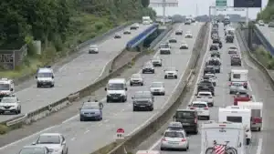 Mauvaise nouvelle pour les automobilistes : une vignette à 125 € par an pourrait devenir obligatoire, et personne ne pourra y échapper