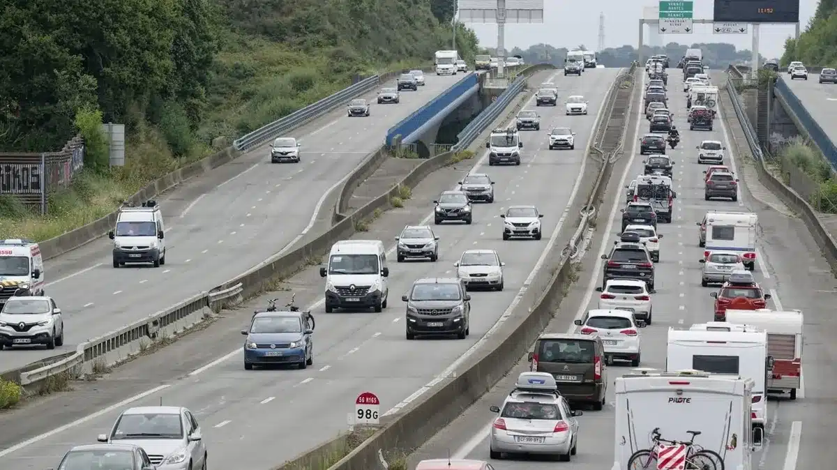 Mauvaise nouvelle pour les automobilistes : une vignette à 125 € par an pourrait devenir obligatoire, et personne ne pourra y échapper