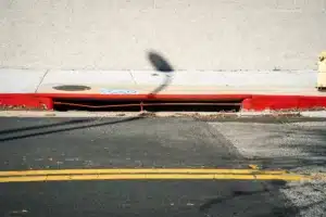 Ni travaux ni danger immédiat : voici ce que signifient vraiment les bandes orange et blanches qui apparaissent sur les routes