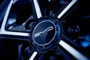 Mauvaise nouvelle pour les automobilistes qui roulent en hybride rechargeable : dès 2027, la Chine met fin à dix ans de cadeaux fiscaux