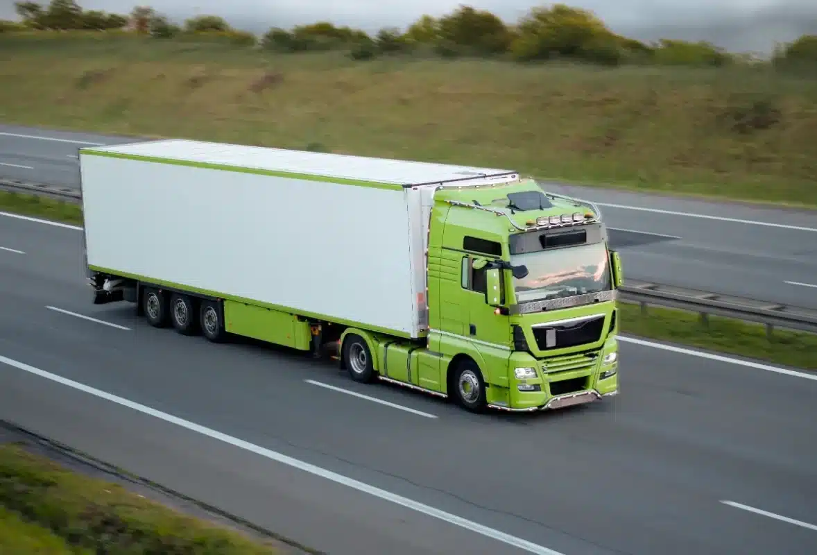 Mauvaise nouvelle pour les automobilistes : une taxe au kilomètre arrive sur certaines autoroutes françaises, et votre trajet quotidien pourrait vous coûter bien plus cher