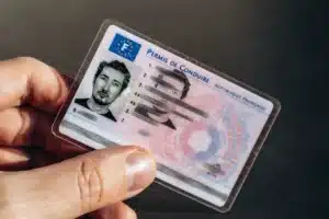 Oubliez le portefeuille sur la route : la France autorise enfin la conduite sans papiers physiques, mais à une condition que peu de conducteurs connaissent