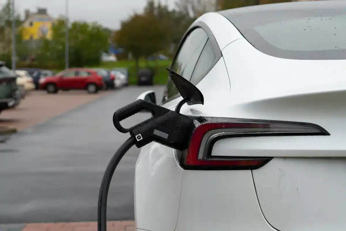 Mauvaise nouvelle pour les conducteurs de voitures électriques : le Royaume-Uni lance une taxe inédite et la France pourrait s'en inspirer