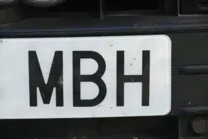 Pourquoi votre plaque d'immatriculation est désormais lue en temps réel sur les routes françaises : ce que prévoit le nouveau texte