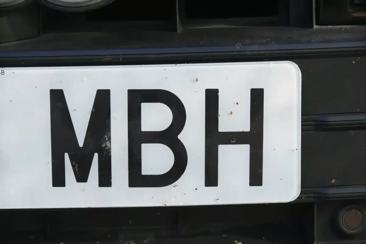 Pourquoi votre plaque d'immatriculation est désormais lue en temps réel sur les routes françaises : ce que prévoit le nouveau texte