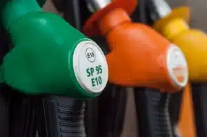 À plus de 2 euros le litre, des automobilistes renoncent à prendre leur voiture pour joindre les deux bouts