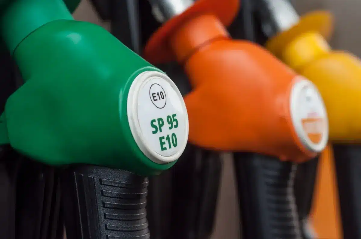À plus de 2 euros le litre, des automobilistes renoncent à prendre leur voiture pour joindre les deux bouts