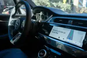 Les constructeurs automobiles n'en reviennent pas : la première réglementation mondiale sur la conduite autonome vient d'être adoptée, et elle change tout
