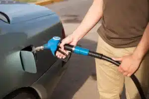 « 276 appels en une journée » : face à la flambée de l'essence, les Russes convertissent leurs voitures au GPL et les garagistes ne suivent plus