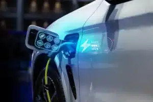 La France promet 400 000 bornes de recharge d'ici 2030 : les experts expliquent pourquoi le compte n'y est pas