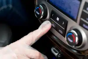 Ce bouton que 90% des conducteurs ignorent dans leur voiture permet de réduire la consommation de carburant en été