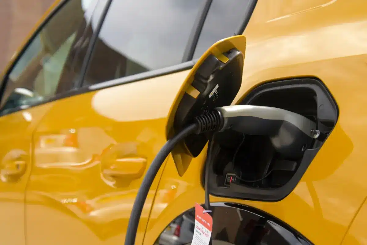 23 % plus cher qu’un thermique : ce qui plombe vraiment la réparation des voitures électriques