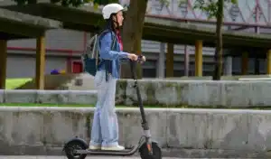 Fini la trottinette sans casque : ce qui change concrètement pour les 2,5 millions d'utilisateurs et l'amende que personne n'a vue venir