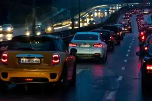Mauvaise nouvelle pour les automobilistes : ces nouvelles lumières deviennent obligatoires en juillet et votre voiture n'est peut-être pas équipée