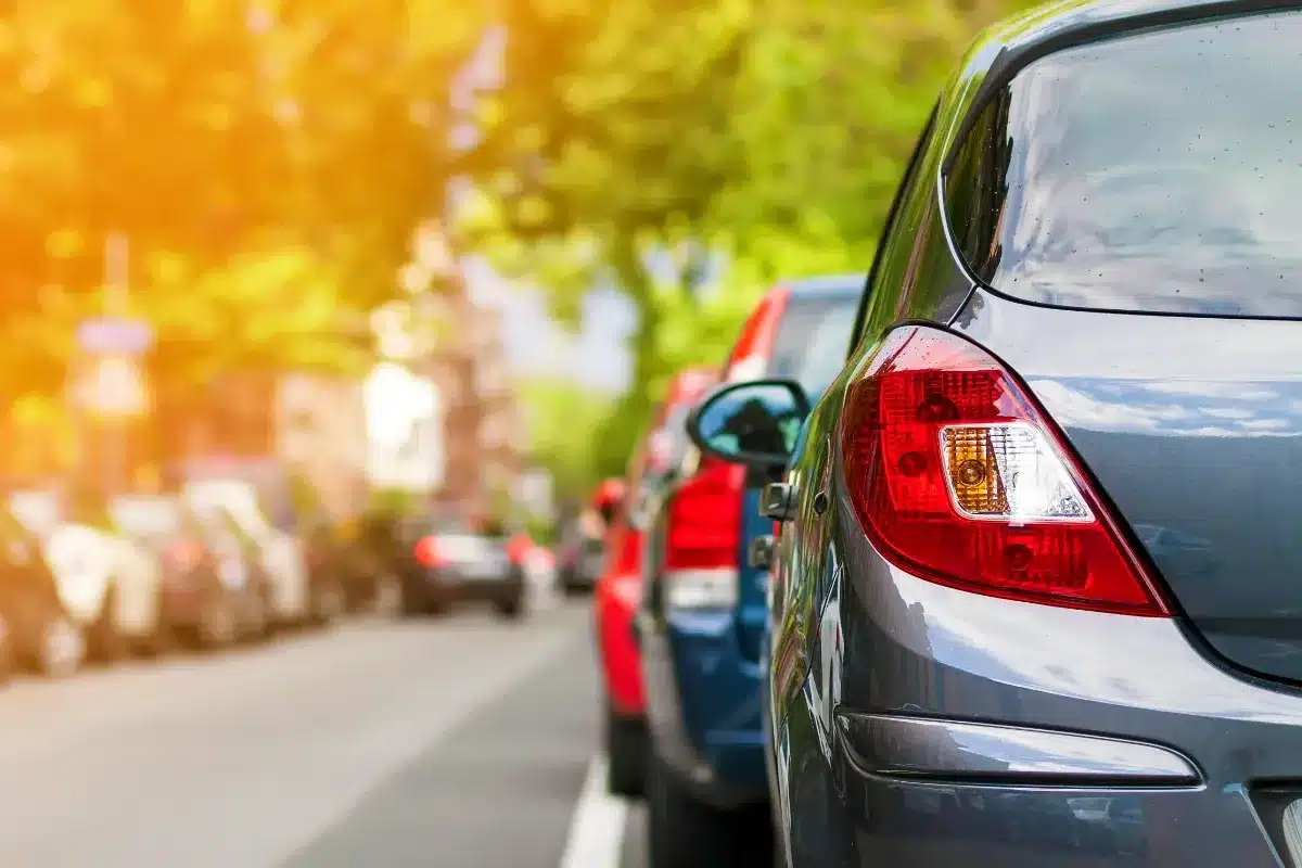 Votre voisin met des plots devant "sa" place de parking : les juristes confirment que c'est illégal