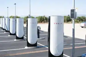 Tesla active ses premiers Superchargeurs à 500 kW en France mais seul ces modèles de voitures pourront en profiter