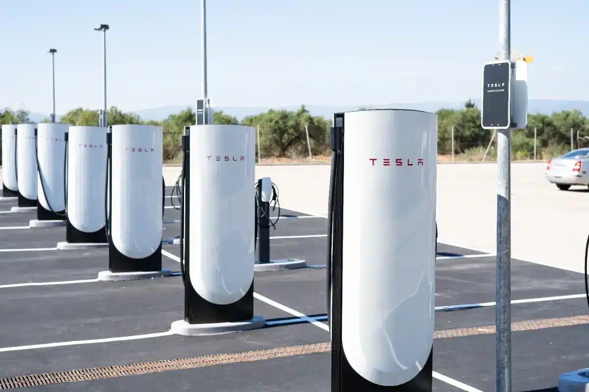 Tesla active ses premiers Superchargeurs à 500 kW en France mais seul ces modèles de voitures pourront en profiter
