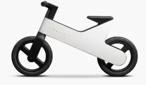 Tesla dévoile son premier vélo et surprise : il n'a pas de moteur, il faut pousser avec les pieds comme une draisienne
