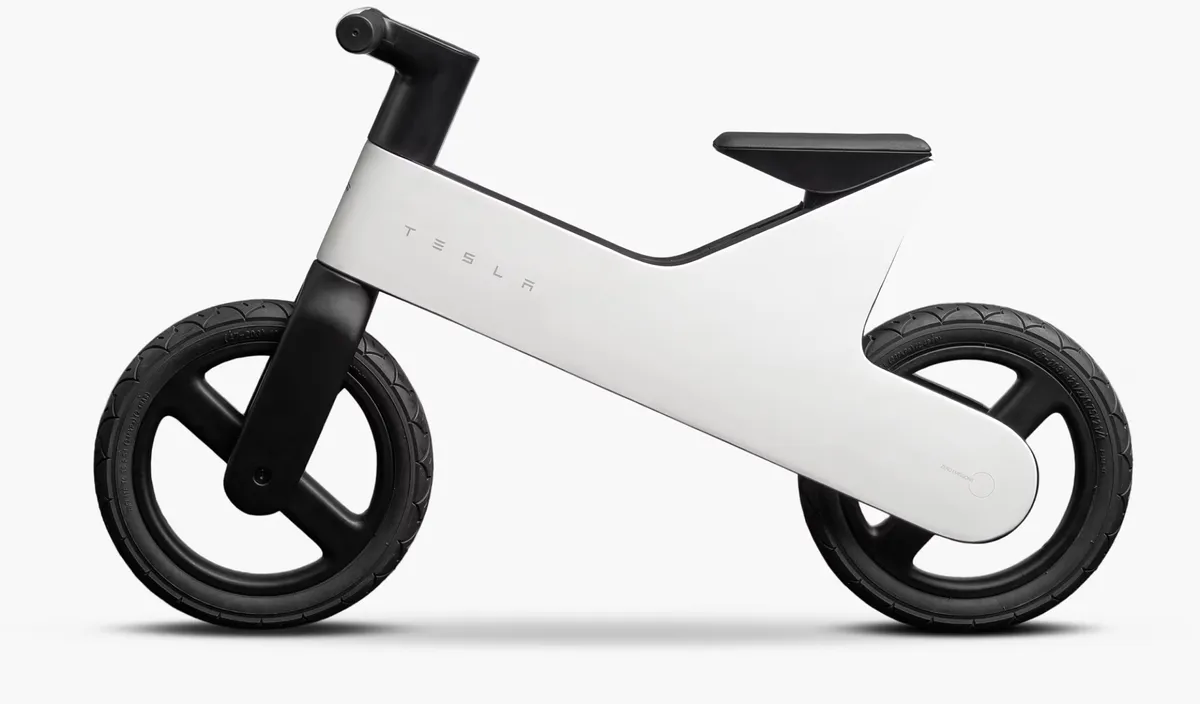 Tesla dévoile son premier vélo et surprise : il n'a pas de moteur, il faut pousser avec les pieds comme une draisienne
