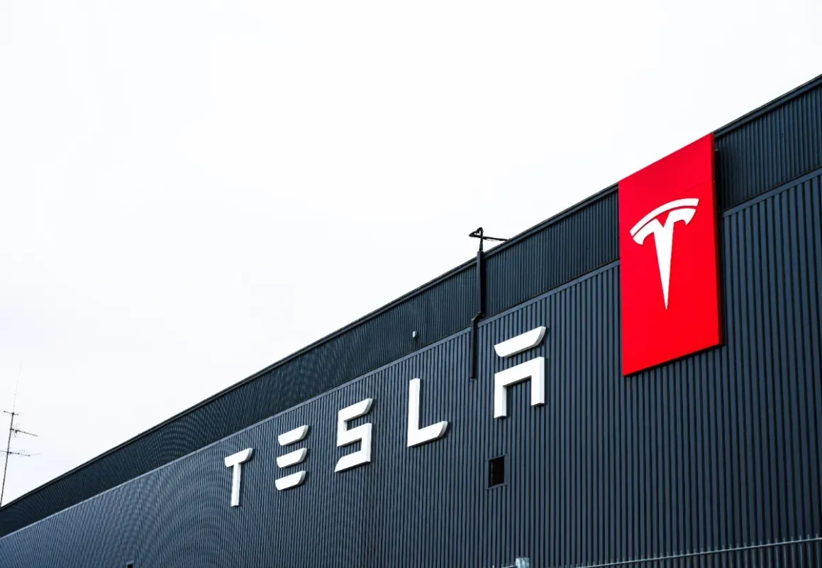 Tesla ouvre ses Gigafactories aux start-up pour la première fois : les ingénieurs n'en reviennent pas, production de masse prévue dès 2027
