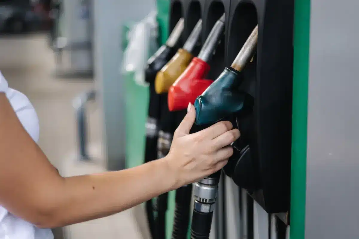 Toyota, BMW et Repsol testent une essence sans pétrole dans ces stations-service : 70 % d'émissions en moins