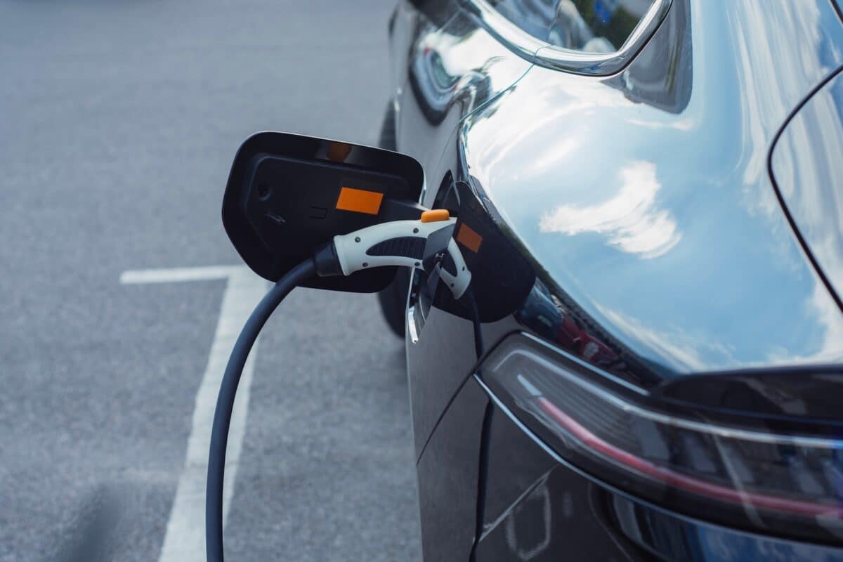 Voiture électrique : la taxe kilométrique britannique menace votre portefeuille