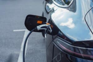 Voiture électrique : la taxe kilométrique britannique menace votre portefeuille
