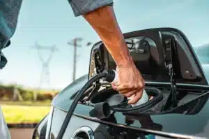 Mauvaise nouvelle pour les propriétaires de voitures électriques : par 40 °C, laisser le câble branché provoque un effet que personne n'anticipe