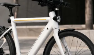 Volkswagen ne fabrique plus que des voitures : leur nouveau vélo électrique embarque un radar et une caméra arrière pour 162 km d'autonomie