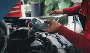Ce geste que vous faites à chaque vérification de niveaux peut selon les mécaniciens endommager votre moteur sans que vous le sachiez