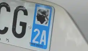 Ce petit autocollant sur votre plaque d'immatriculation peut vous coûter cher : les gendarmes confirment