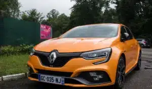 « C'est une blague ? » : il achète une Mégane d'occasion à 8 000€ et découvre sur la carte grise qu'elle appartenait à Emmanuel Macron