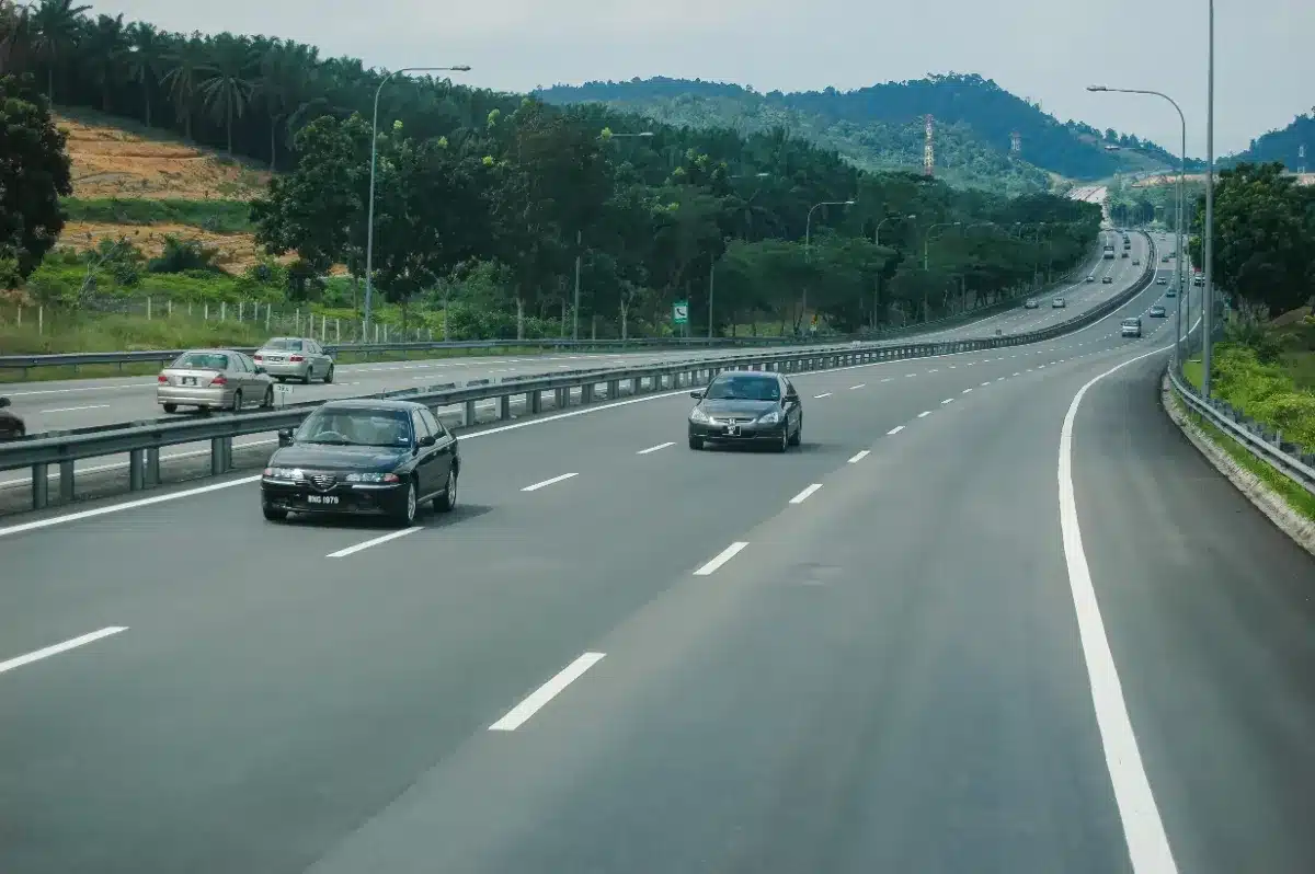 Cet été, des millions de Français ont quitté l'autoroute pour la nationale : peut-on vraiment faire des économies en changeant d'itinéraire ?