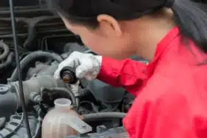 Fini le mythe des 15 000 km : voici comment savoir si votre huile moteur est déjà morte bien avant le compteur prévu