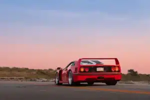 Il repère deux Ferrari F40 abandonnées sur Google Maps, se rend sur place et découvre une histoire que personne ne soupçonnait