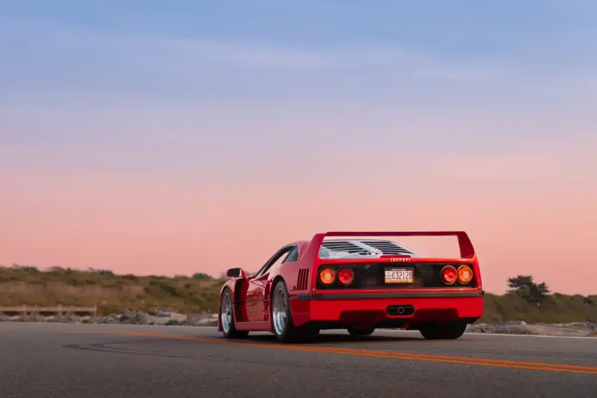 Il repère deux Ferrari F40 abandonnées sur Google Maps, se rend sur place et découvre une histoire que personne ne soupçonnait