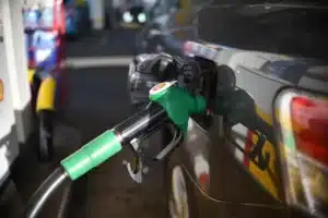 « La baisse va se voir très clairement à la pompe » : les distributeurs promettent 10 à 12 centimes de moins dès ce week-end