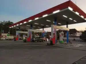 La moitié des stations-service à sec dans l'Est : le Rhin est si bas que les barges de carburant ne passent plus, les pompistes confirment