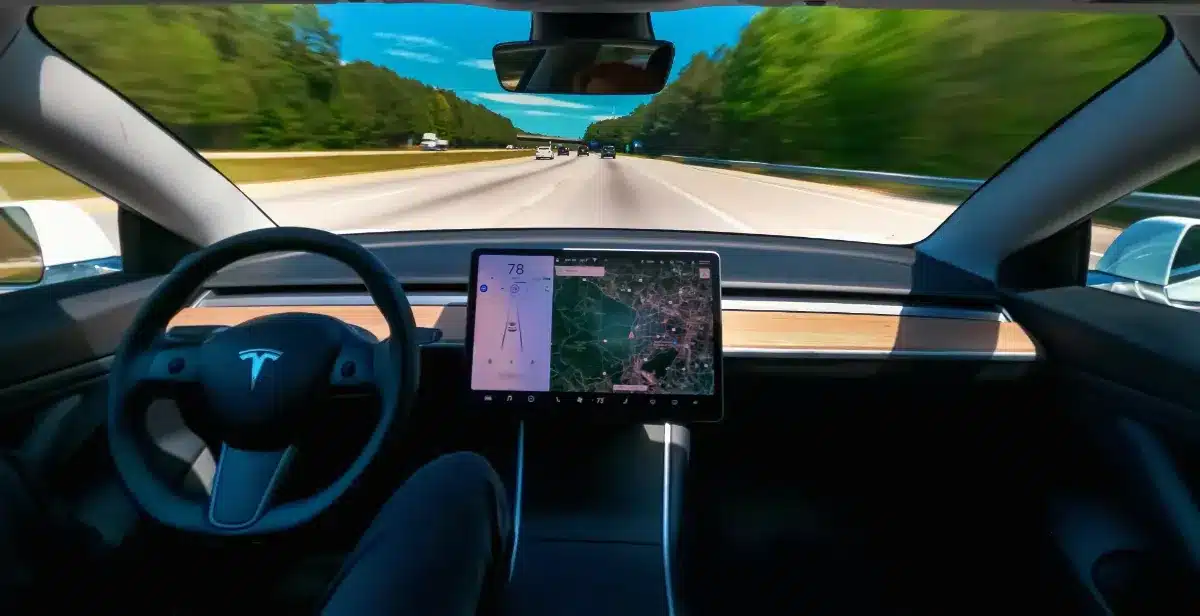Le FSD de Tesla déclaré « suffisamment sûr » pour l'Europe, mais les résultats des tests restent verrouillés : les ingénieurs auto s'interrogent